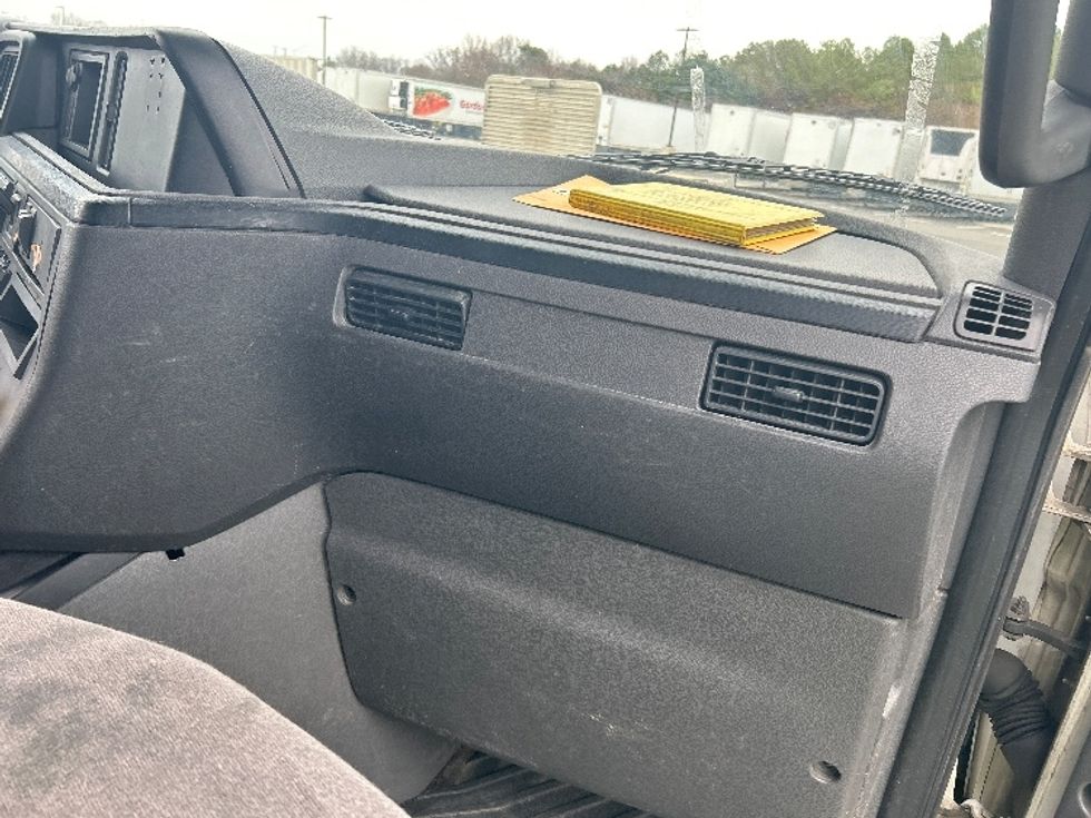 Sleeper Tractor-Heavy Duty Tractors-International-2019-LT625-Concord-NC-583,194\n\t\tmiles-$ 31,500 - Image 14