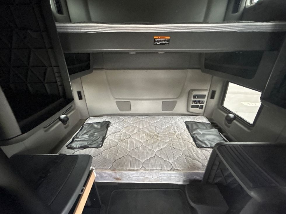 Sleeper Tractor-Heavy Duty Tractors-International-2019-LT625-Concord-NC-583,194\n\t\tmiles-$ 31,500 - Image 16