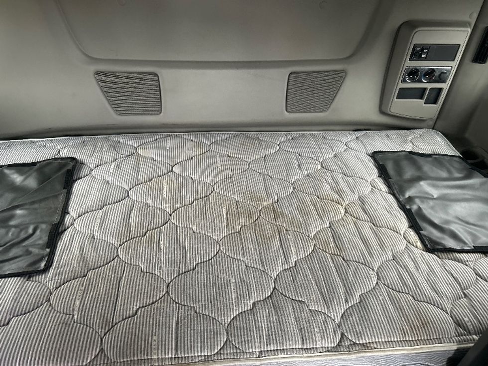 Sleeper Tractor-Heavy Duty Tractors-International-2019-LT625-Concord-NC-583,194\n\t\tmiles-$ 31,500 - Image 17