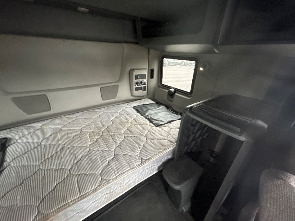 Sleeper Tractor-Heavy Duty Tractors-International-2019-LT625-Concord-NC-583,194\n\t\tmiles-$ 31,500 - Image 18