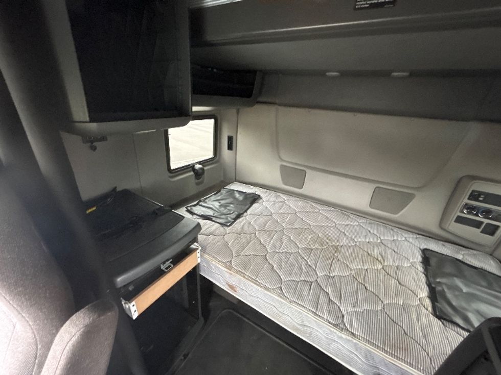 Sleeper Tractor-Heavy Duty Tractors-International-2019-LT625-Concord-NC-583,194\n\t\tmiles-$ 31,500 - Image 19