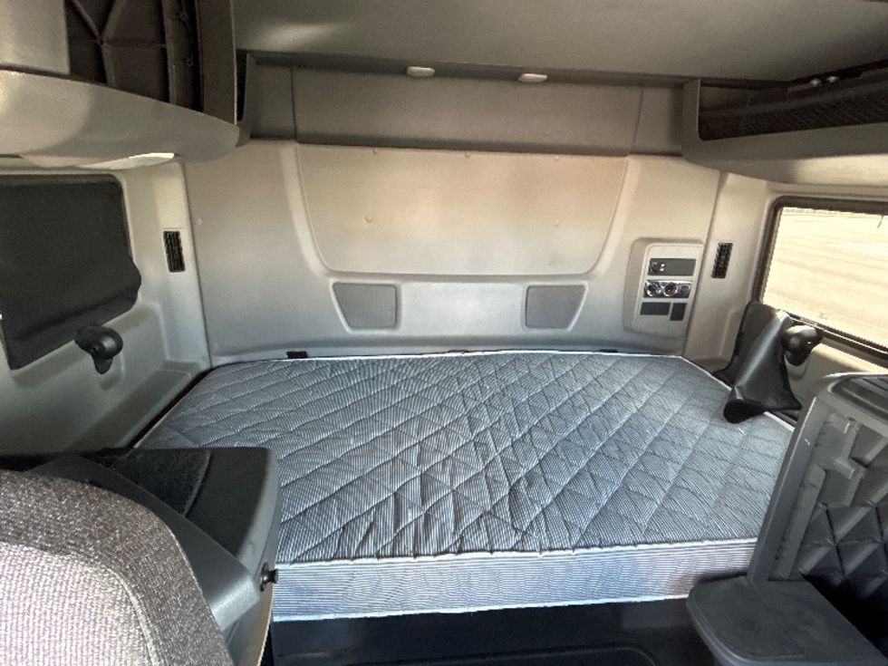 Sleeper Tractor-Heavy Duty Tractors-International-2019-LT625-Concord-NC-600,322\n\t\tmiles-$ 36,500 - Image 16