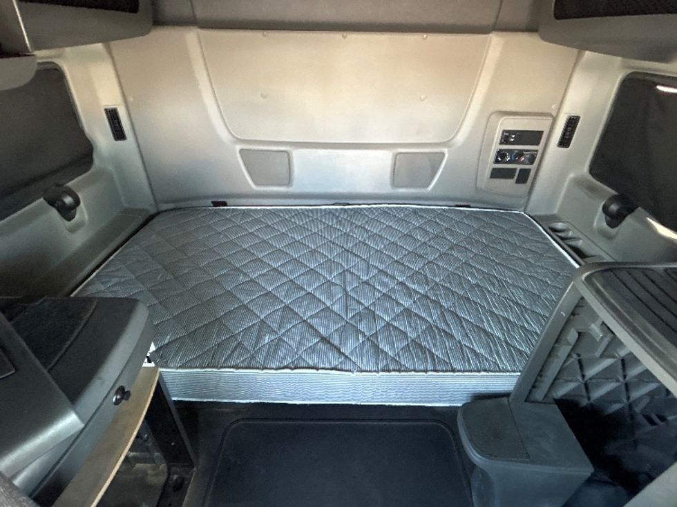 Sleeper Tractor-Heavy Duty Tractors-International-2019-LT625-Concord-NC-600,322\n\t\tmiles-$ 36,500 - Image 17