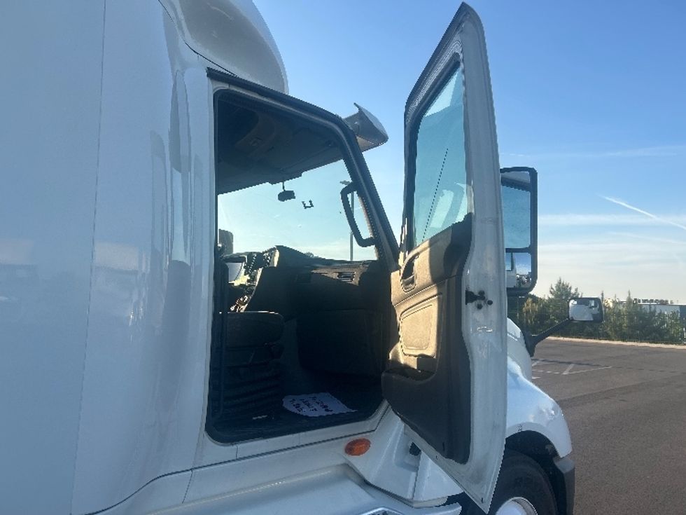 Sleeper Tractor-Heavy Duty Tractors-International-2019-LT625-Concord-NC-651,343\n\t\tmiles-$ 31,500 - Image 13