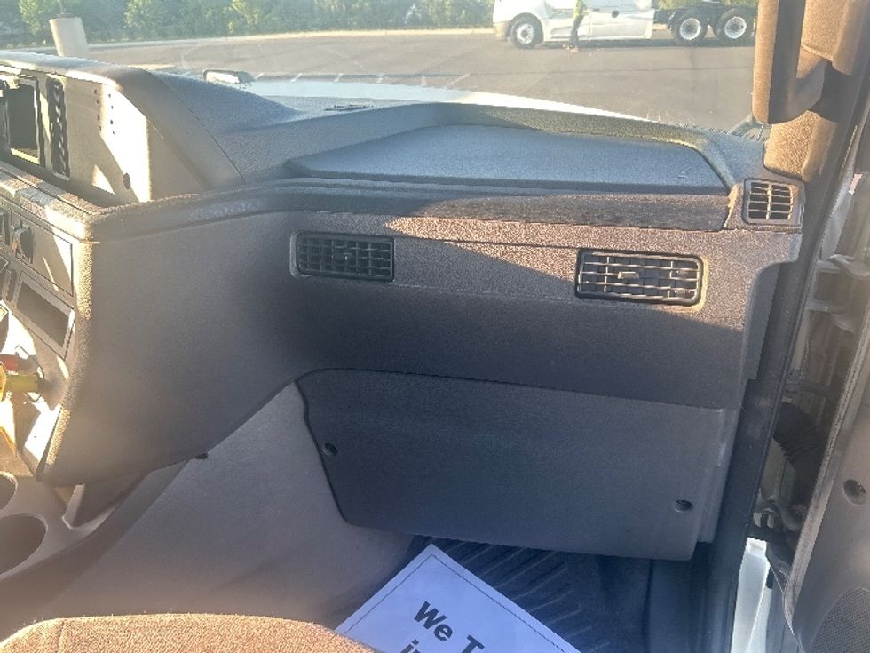 Sleeper Tractor-Heavy Duty Tractors-International-2019-LT625-Concord-NC-651,343\n\t\tmiles-$ 31,500 - Image 14