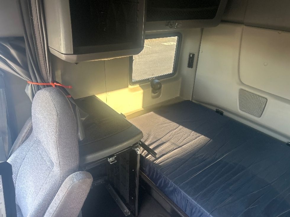 Sleeper Tractor-Heavy Duty Tractors-International-2019-LT625-Concord-NC-651,343\n\t\tmiles-$ 31,500 - Image 18