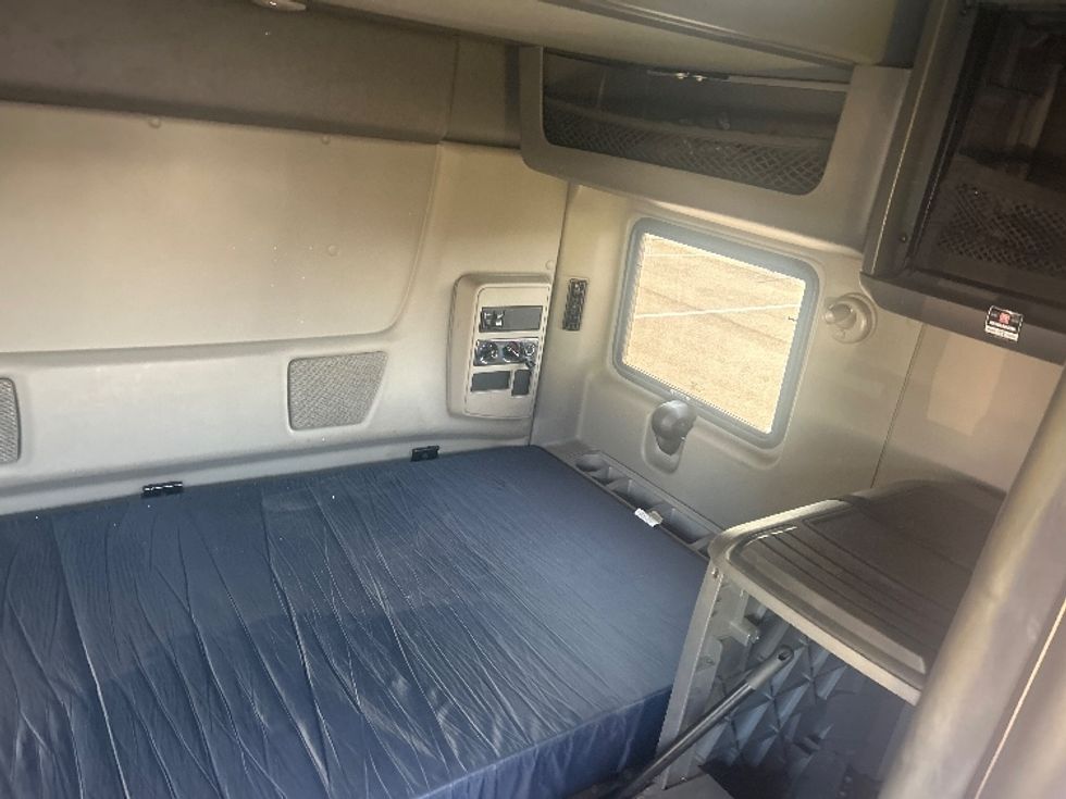 Sleeper Tractor-Heavy Duty Tractors-International-2019-LT625-Concord-NC-651,343\n\t\tmiles-$ 31,500 - Image 19