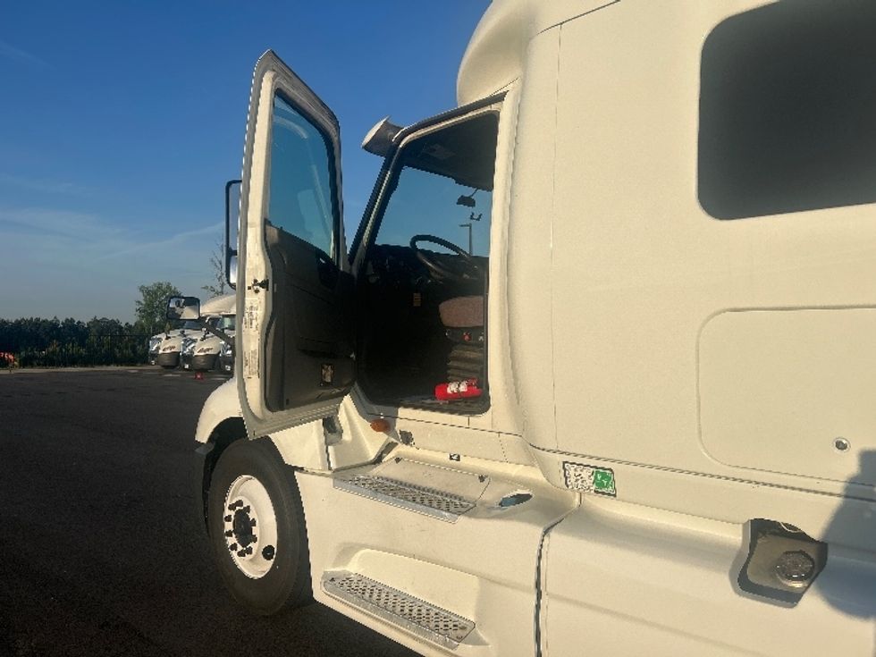 Sleeper Tractor-Heavy Duty Tractors-International-2019-LT625-Concord-NC-651,343\n\t\tmiles-$ 31,500 - Image 9