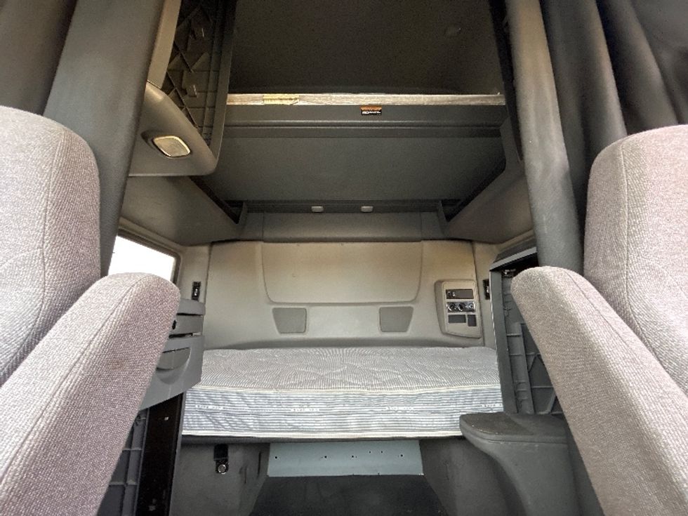 Sleeper Tractor-Heavy Duty Tractors-International-2019-LT625-Concord-NC-654,535\n\t\tmiles-$ 27,500 - Image 12