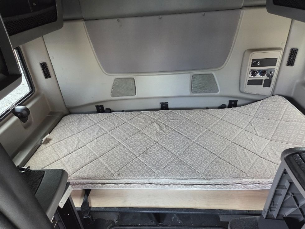 Sleeper Tractor-Heavy Duty Tractors-International-2019-LT625-Concord-NC-680,116\n\t\tmiles-$ 26,000 - Image 14