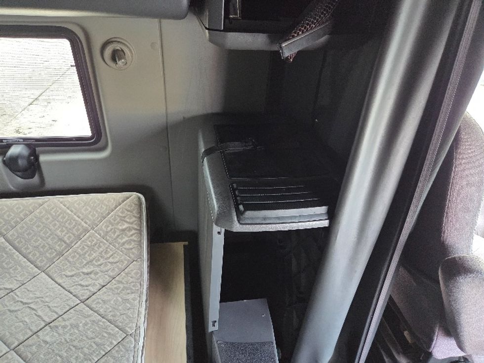 Sleeper Tractor-Heavy Duty Tractors-International-2019-LT625-Concord-NC-680,116\n\t\tmiles-$ 32,500 - Image 18