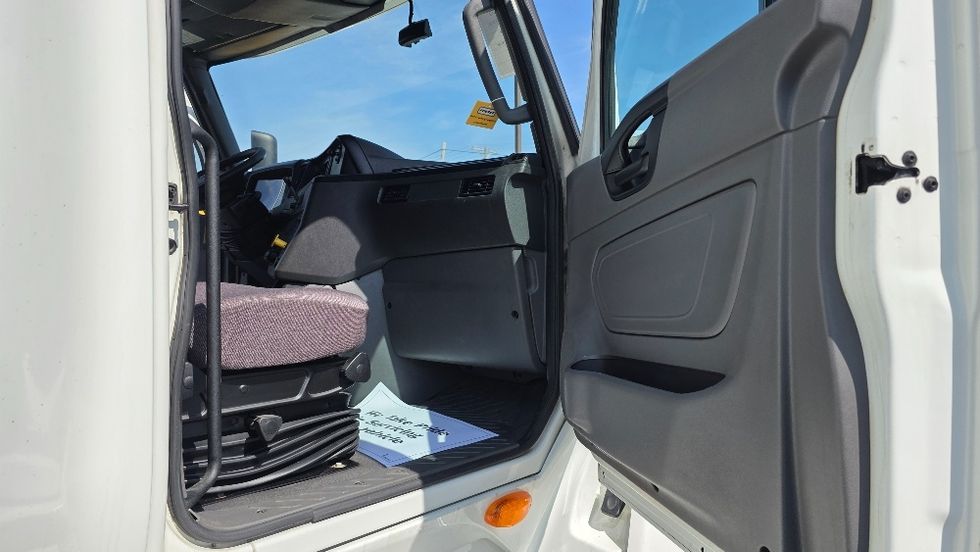 Sleeper Tractor-Heavy Duty Tractors-International-2019-LT625-Concord-NC-741,533\n\t\tmiles-$ 21,500 - Image 12