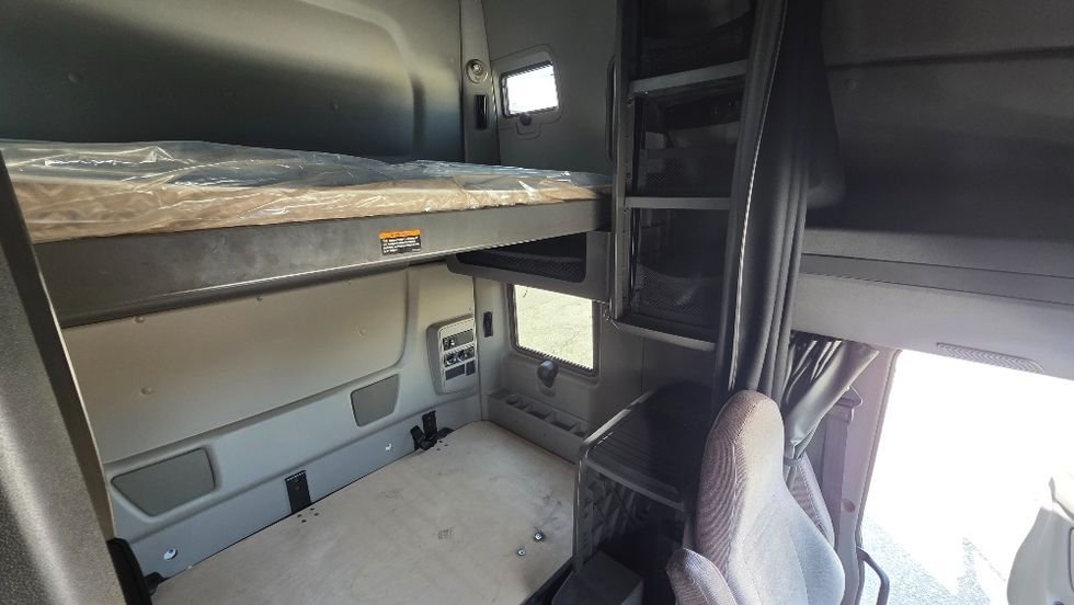 Sleeper Tractor-Heavy Duty Tractors-International-2019-LT625-Concord-NC-741,533\n\t\tmiles-$ 21,500 - Image 17