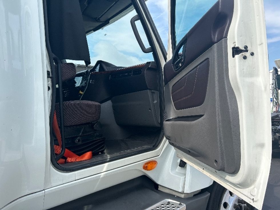 Sleeper Tractor-Heavy Duty Tractors-International-2019-LT625-Cranbury-NJ-547,207\n\t\tmiles-$ 44,000 - Image 12