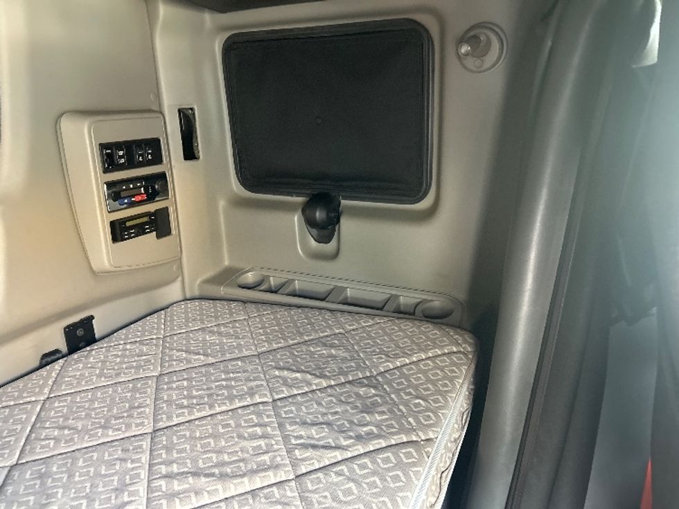 Sleeper Tractor-Heavy Duty Tractors-International-2019-LT625-Cranbury-NJ-547,207\n\t\tmiles-$ 44,000 - Image 16