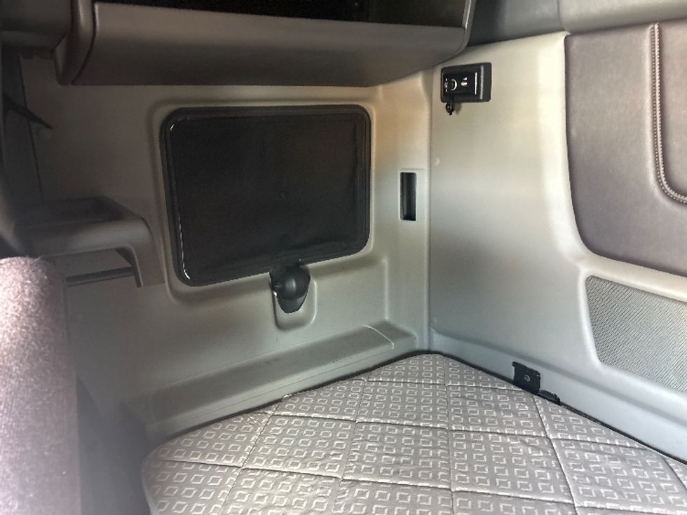 Sleeper Tractor-Heavy Duty Tractors-International-2019-LT625-Cranbury-NJ-547,207\n\t\tmiles-$ 44,000 - Image 17