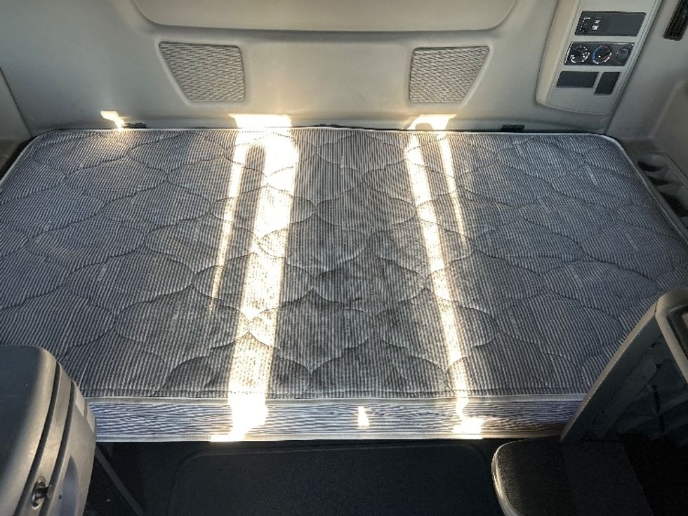 Sleeper Tractor-Heavy Duty Tractors-International-2019-LT625-Duncansville-PA-552,650\n\t\tmiles-$ 38,000 - Image 17