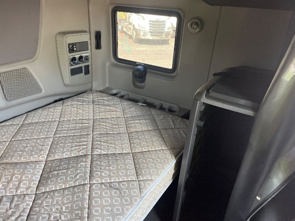 Sleeper Tractor-Heavy Duty Tractors-International-2019-LT625-East Chicago-IN-451,705\n\t\tmiles-$ 27,250 - Image 17