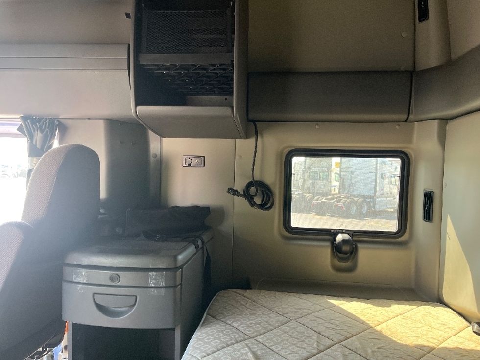 Sleeper Tractor-Heavy Duty Tractors-International-2019-LT625-East Chicago-IN-451,705\n\t\tmiles-$ 27,250 - Image 19