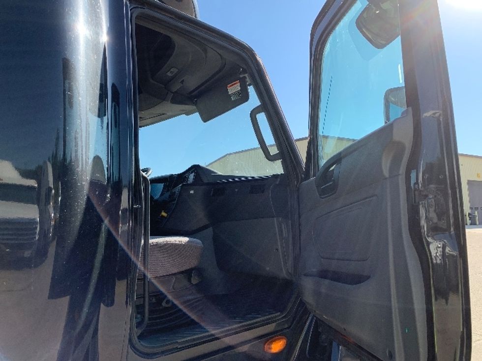 Sleeper Tractor-Heavy Duty Tractors-International-2019-LT625-East Liberty-OH-536,739\n\t\tmiles-$ 28,250 - Image 12