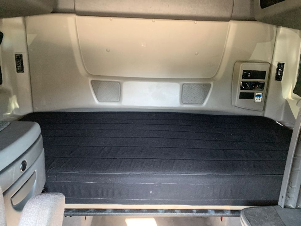 Sleeper Tractor-Heavy Duty Tractors-International-2019-LT625-East Liberty-OH-536,739\n\t\tmiles-$ 28,250 - Image 15