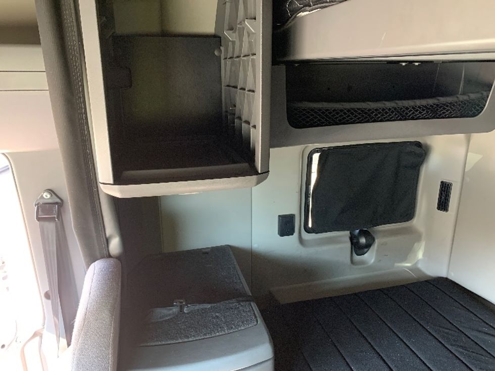 Sleeper Tractor-Heavy Duty Tractors-International-2019-LT625-East Liberty-OH-536,739\n\t\tmiles-$ 28,250 - Image 17