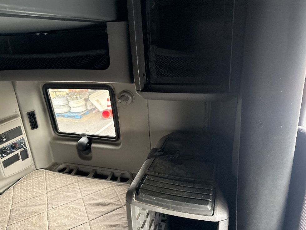 Sleeper Tractor-Heavy Duty Tractors-International-2019-LT625-Essex-MD-401,283\n\t\tmiles-$ 43,000 - Image 17