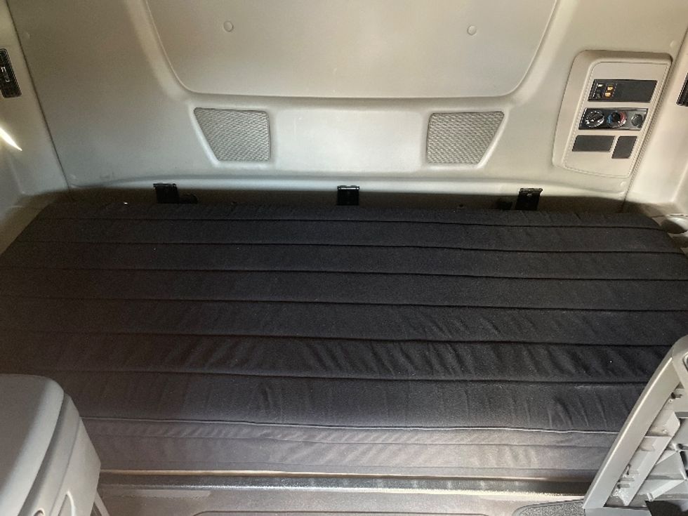 Sleeper Tractor-Heavy Duty Tractors-International-2019-LT625-Hazleton-PA-439,889\n\t\tmiles-$ 51,750 - Image 16