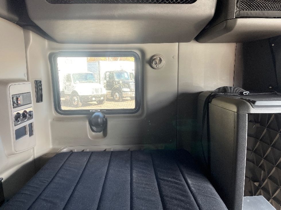 Sleeper Tractor-Heavy Duty Tractors-International-2019-LT625-Hazleton-PA-439,889\n\t\tmiles-$ 51,750 - Image 18