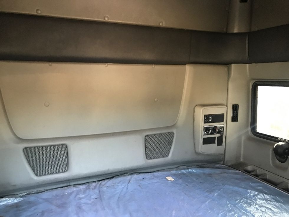 Sleeper Tractor-Heavy Duty Tractors-International-2019-LT625-Houston-TX-752,688\n\t\tmiles-$ 28,250 - Image 16