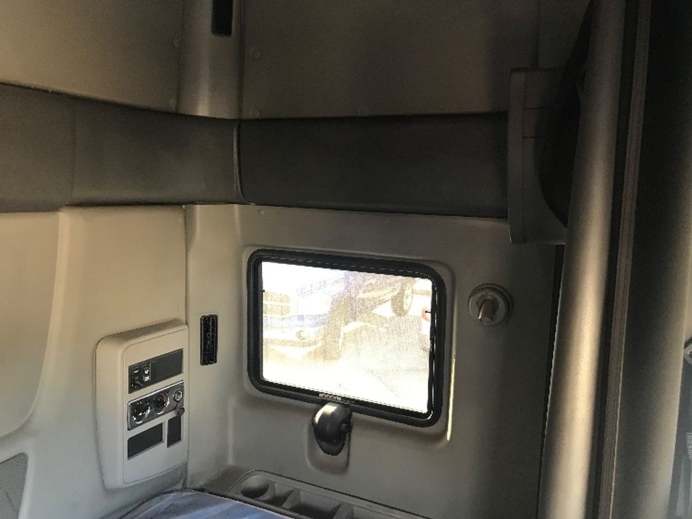 Sleeper Tractor-Heavy Duty Tractors-International-2019-LT625-Houston-TX-752,688\n\t\tmiles-$ 28,250 - Image 18