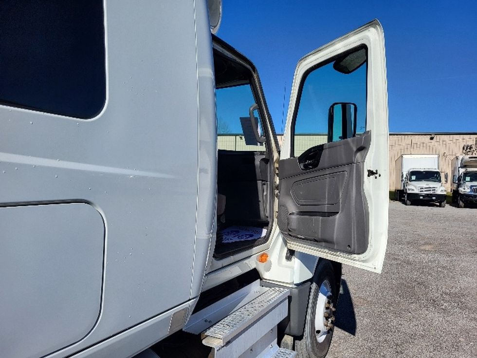 Sleeper Tractor-Heavy Duty Tractors-International-2019-LT625-Hueytown-AL-555,320\n\t\tmiles-$ 22,750 - Image 12