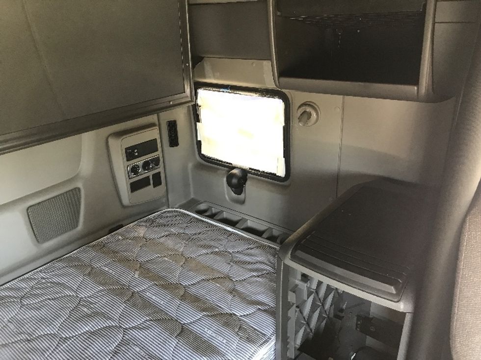 Sleeper Tractor-Heavy Duty Tractors-International-2019-LT625-Hueytown-AL-555,320\n\t\tmiles-$ 22,750 - Image 17