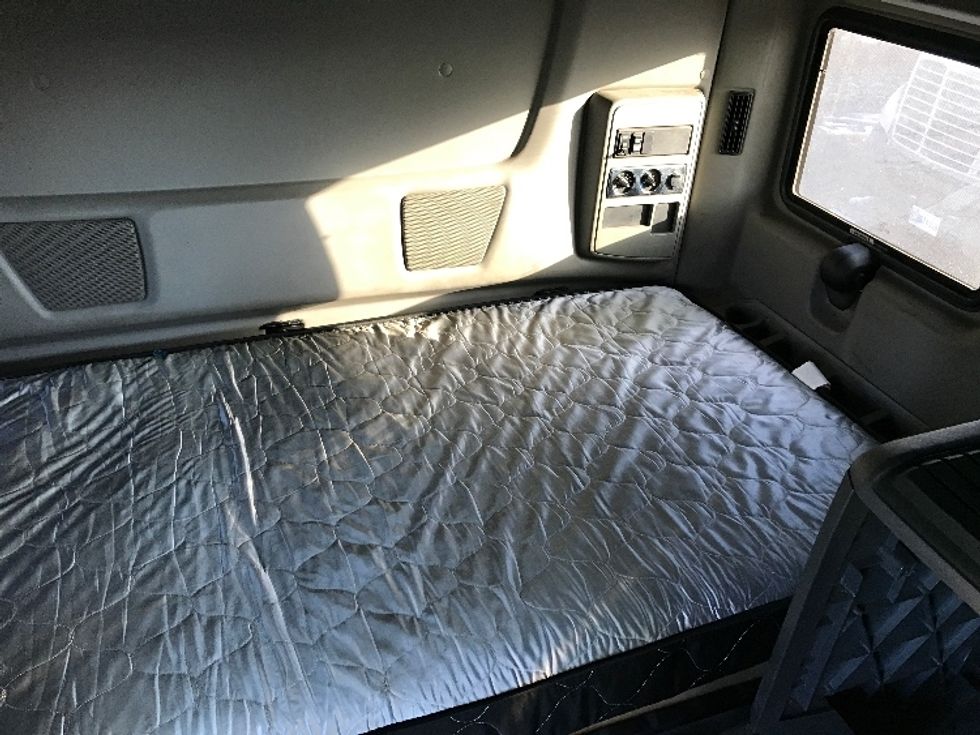 Sleeper Tractor-Heavy Duty Tractors-International-2019-LT625-Kearny-NJ-498,386\n\t\tmiles-$ 50,750 - Image 17