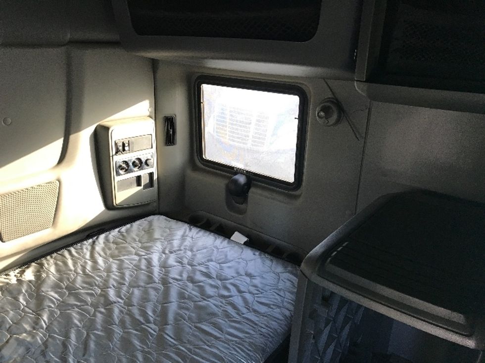 Sleeper Tractor-Heavy Duty Tractors-International-2019-LT625-Kearny-NJ-498,386\n\t\tmiles-$ 50,750 - Image 18