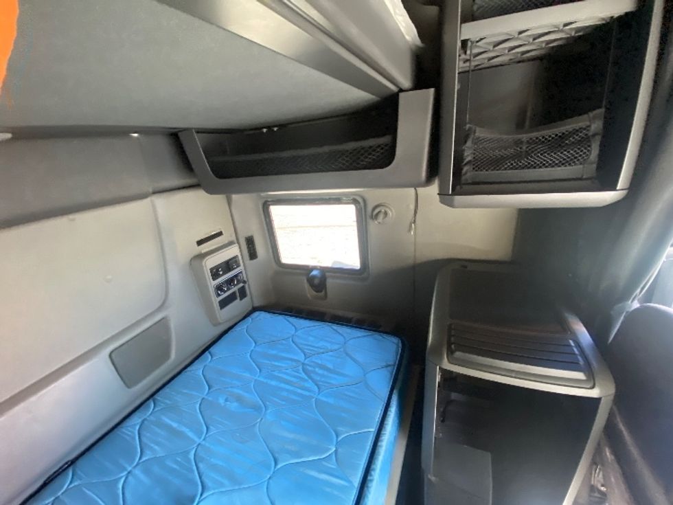 Sleeper Tractor-Heavy Duty Tractors-International-2019-LT625-Martinsville-VA-497,398\n\t\tmiles-$ 44,250 - Image 17