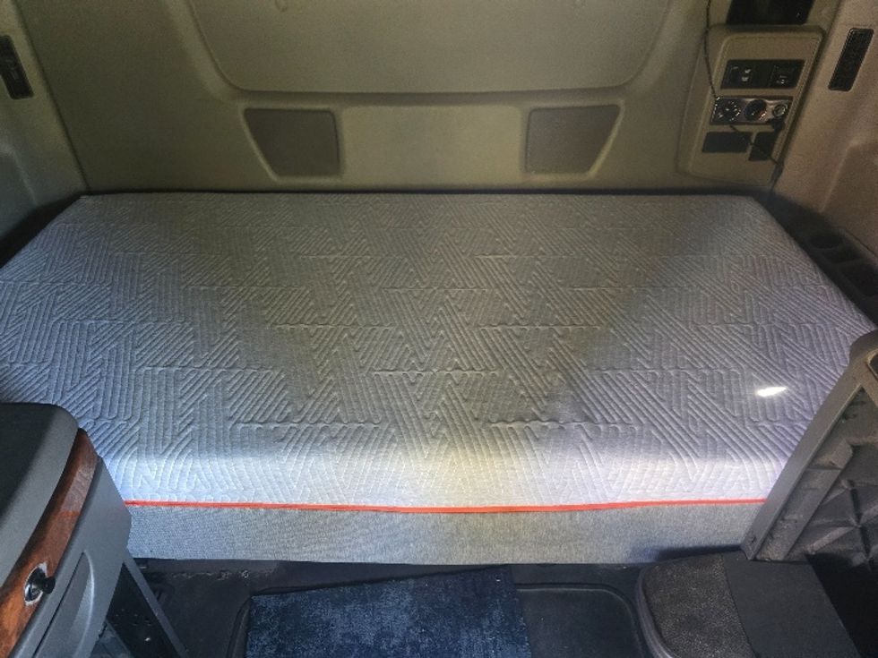 Sleeper Tractor-Heavy Duty Tractors-International-2019-LT625-Martinsville-VA-650,260\n\t\tmiles-$ 32,500 - Image 17