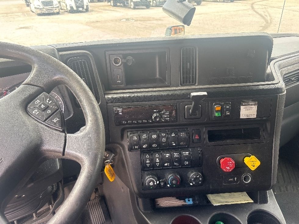 Sleeper Tractor-Heavy Duty Tractors-International-2019-LT625-Martinsville-VA-695,342\n\t\tmiles-$ 31,500 - Image 12