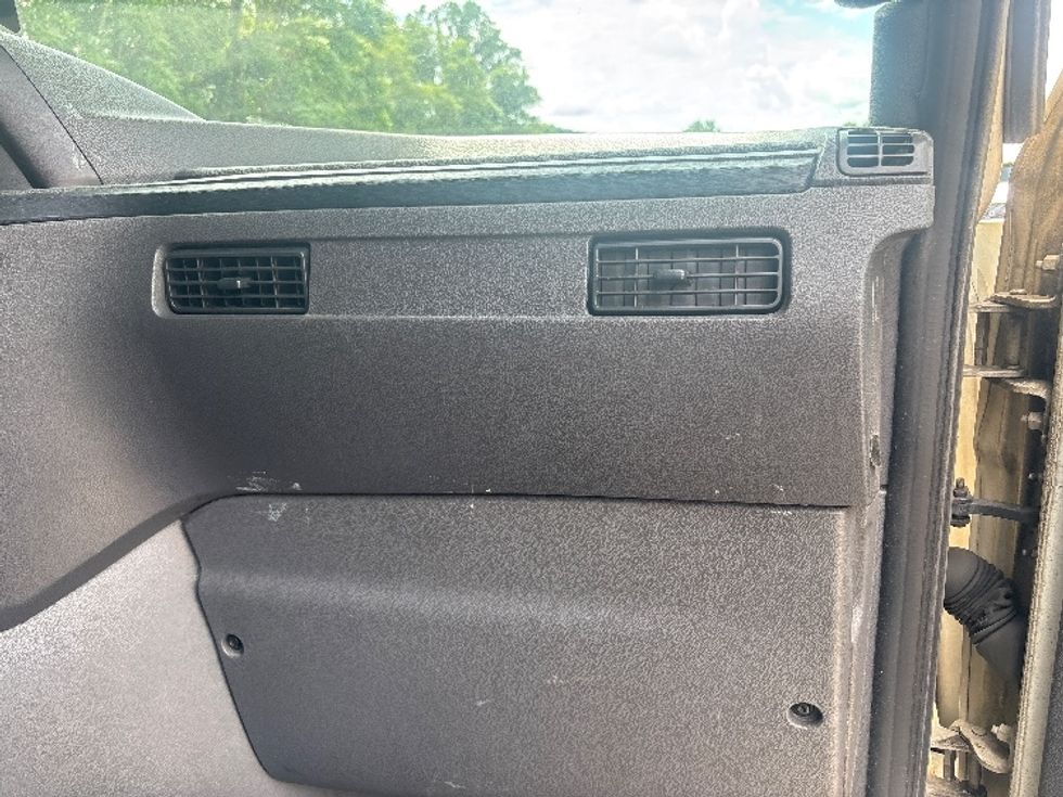 Sleeper Tractor-Heavy Duty Tractors-International-2019-LT625-Martinsville-VA-695,342\n\t\tmiles-$ 31,500 - Image 14