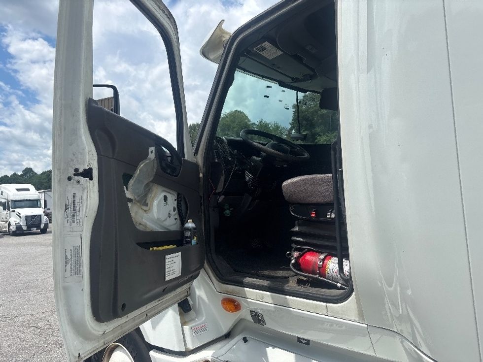 Sleeper Tractor-Heavy Duty Tractors-International-2019-LT625-Martinsville-VA-695,342\n\t\tmiles-$ 31,500 - Image 9