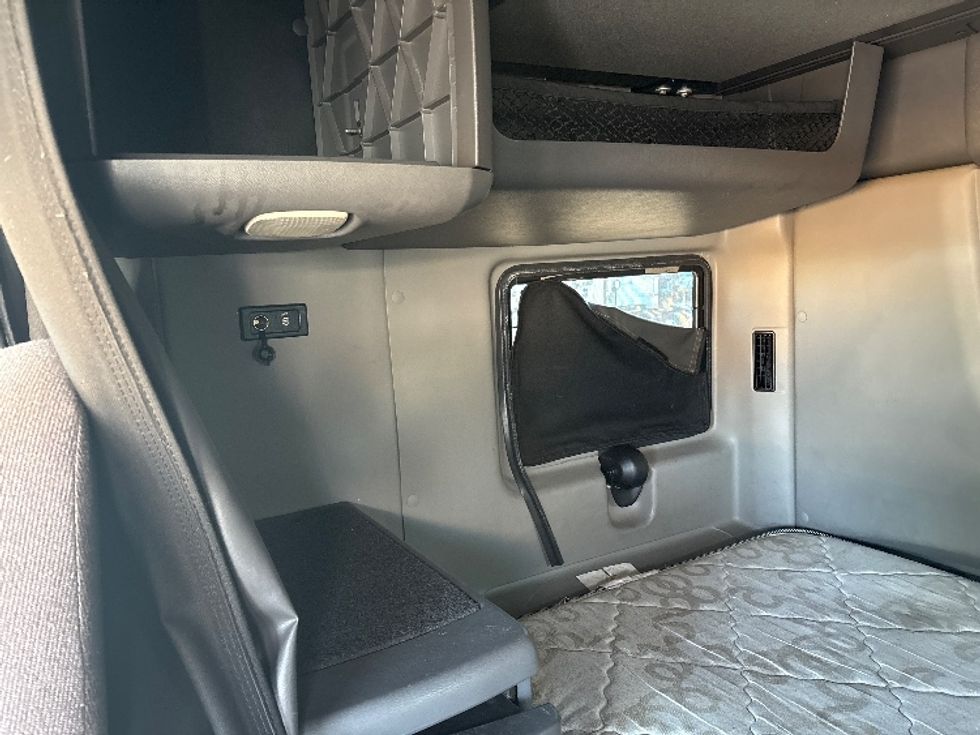 Sleeper Tractor-Heavy Duty Tractors-International-2019-LT625-Mebane-NC-375,100\n\t\tmiles-$ 50,750 - Image 19