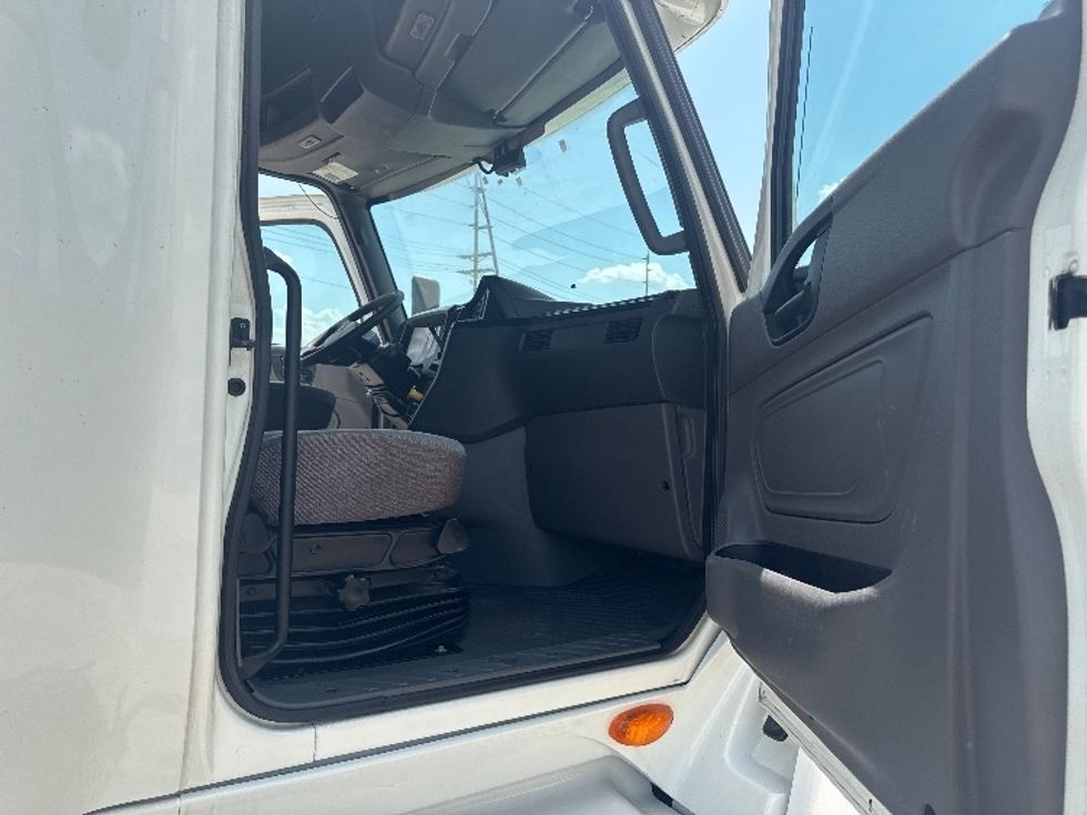 Sleeper Tractor-Heavy Duty Tractors-International-2019-LT625-Newark-OH-492,151\n\t\tmiles-$ 46,750 - Image 13