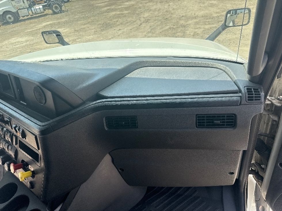 Sleeper Tractor-Heavy Duty Tractors-International-2019-LT625-Newark-OH-492,151\n\t\tmiles-$ 46,750 - Image 14