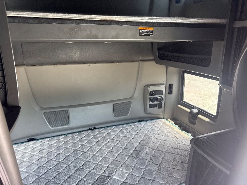 Sleeper Tractor-Heavy Duty Tractors-International-2019-LT625-Newark-OH-492,151\n\t\tmiles-$ 46,750 - Image 16