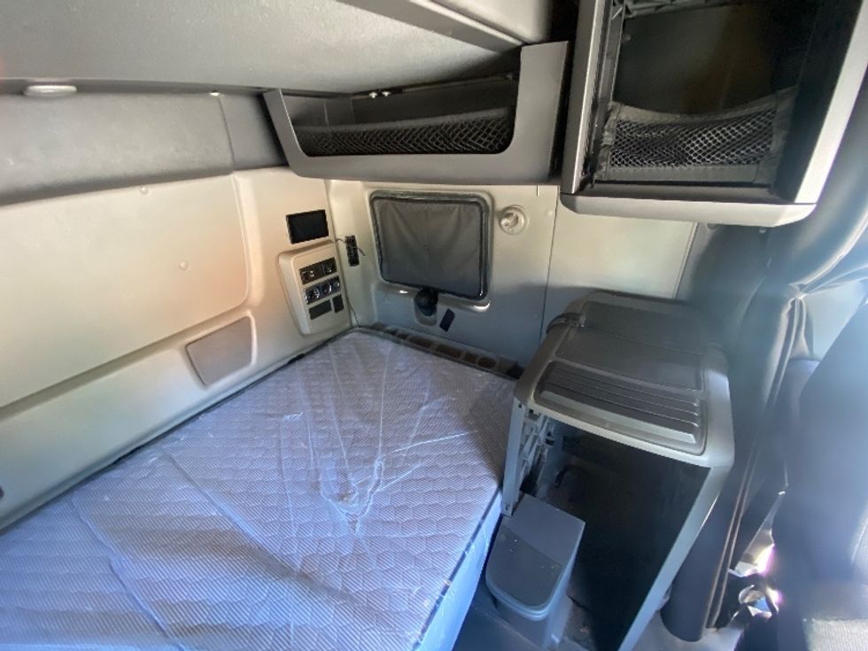 Sleeper Tractor-Heavy Duty Tractors-International-2019-LT625-Salem-VA-818,888\n\t\tmiles-$ 28,250 - Image 18