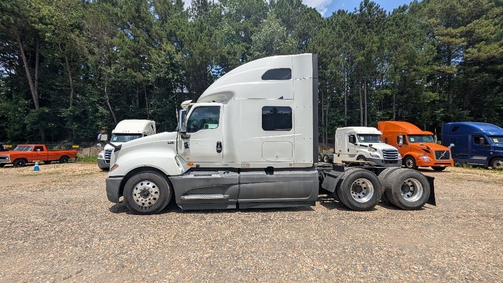 Sleeper Tractor-Heavy Duty Tractors-International-2019-LT625-Suwanee-GA-219,541\n\t\tmiles-$ 57,750 - Image 4