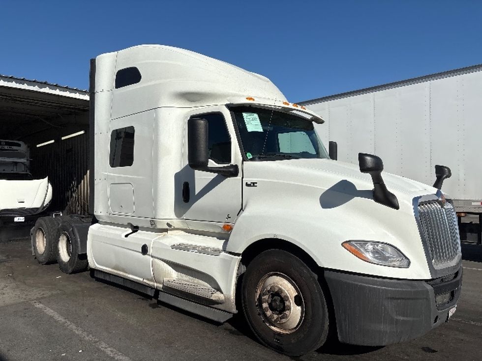 Sleeper Tractor-Heavy Duty Tractors-International-2019-LT625-West Sacramento-CA-588,545\n\t\tmiles-$ 43,000 - Image 1