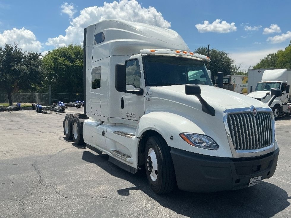 Sleeper Tractor-Heavy Duty Tractors-International-2020-LT625-Austin-TX-548,179\n\t\tmiles-$ 15,000 - Image 1