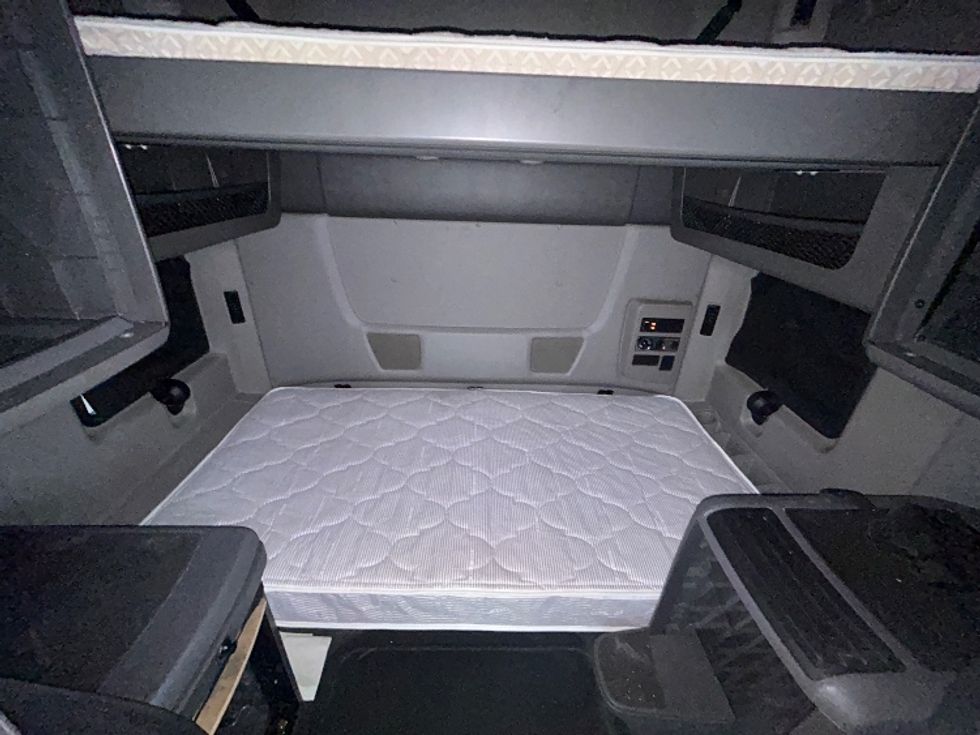 Sleeper Tractor-Heavy Duty Tractors-International-2020-LT625-Avon Lake-OH-403,494\n\t\tmiles-$ 60,500 - Image 16