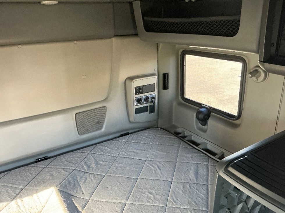 Sleeper Tractor-Heavy Duty Tractors-International-2020-LT625-Calgary-AB-758,500\n\t\tkm-$ 65,500 - Image 17